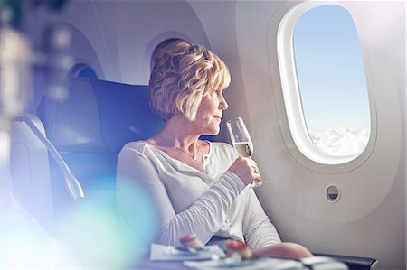 simsearch:6113-08784254,k - Mature woman drinking champagne, looking out window in first class on airplane Stockbilder - Premium RF Lizenzfrei, Bildnummer: 6113-09059161