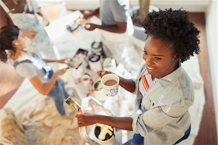 simsearch:614-03648162,k - Young woman drinking coffee and painting living room Foto de stock - Sin royalties Premium, Código: 6113-09059258