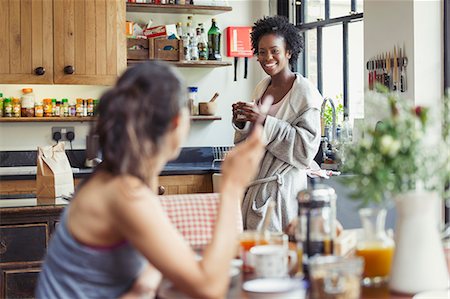 simsearch:6113-09059392,k - Smiling lesbian couple enjoying coffee and breakfast in kitchen Photographie de stock - Premium Libres de Droits, Code: 6113-09059269