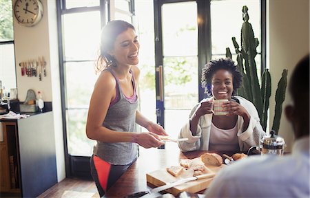 simsearch:6113-09059369,k - Smiling friends enjoying breakfast at kitchen table Foto de stock - Sin royalties Premium, Código: 6113-09059219