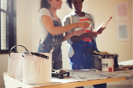 Women viewing paint swatches, painting living room Foto de stock - Sin royalties Premium, Código: 6113-09059373