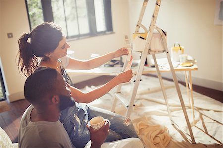 simsearch:6113-07147136,k - Couple viewing paint swatches, painting living room Stock Photo - Premium Royalty-Free, Code: 6113-09059383