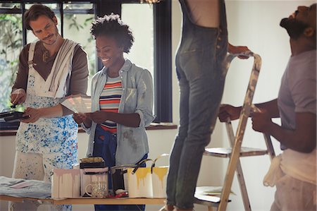 Couple viewing paint swatches, painting living room Photographie de stock - Premium Libres de Droits, Code: 6113-09059312