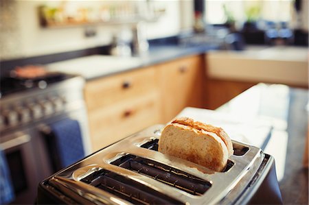 simsearch:6113-09059369,k - Toast in toaster in kitchen Foto de stock - Sin royalties Premium, Código: 6113-09059339