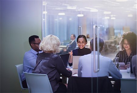 Business people at laptops in conference room meeting Photographie de stock - Premium Libres de Droits, Code: 6113-09004963
