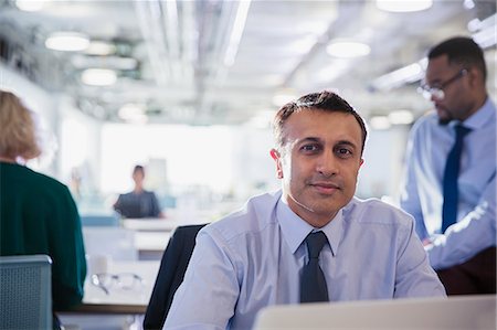 Portrait confident businessman at laptop in office Foto de stock - Sin royalties Premium, Código: 6113-09004967