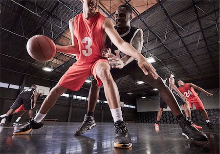 Young male basketball players playing game on court in gymnasium Photographie de stock - Premium Libres de Droits, Code: 6113-09005157