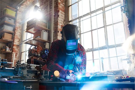 soudure - Welder welding with welding mask and torch in workshop Foto de stock - Sin royalties Premium, Código: 6113-09005180