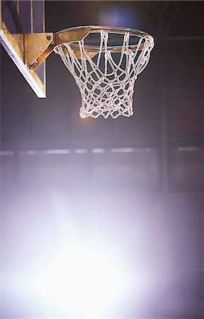 simsearch:649-08988159,k - Lens flare around brightly lit basketball hoop Photographie de stock - Premium Libres de Droits, Code: 6113-09005134