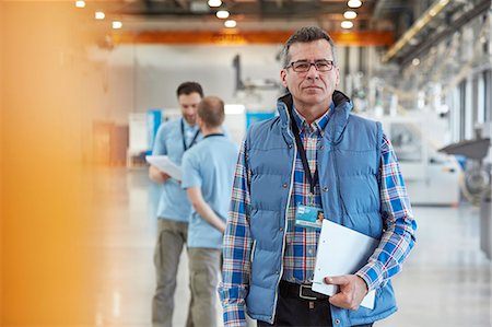 Portrait confident male supervisor with clipboard in factory Foto de stock - Sin royalties Premium, Código: 6113-09005340