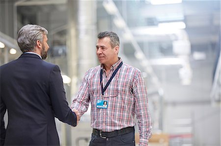 Businessman and supervisor handshaking in factory Foto de stock - Sin royalties Premium, Código: 6113-09005342