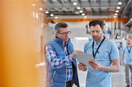 simsearch:6113-09005344,k - Male worker and supervisor with clipboard talking in factory Stock Photo - Premium Royalty-Free, Code: 6113-09005303