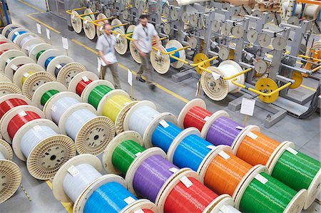 fibre optique - Elevated view multicolor spools in fiber optics factory Photographie de stock - Premium Libres de Droits, Code: 6113-09005319