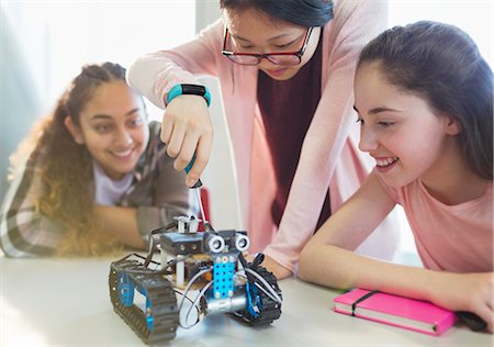 simsearch:656-04926609,k - Girl students assembling robotics in classroom Foto de stock - Royalty Free Premium, Número: 6113-09027245