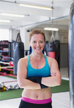 simsearch:649-09230684,k - Portrait confident, smiling female boxer in gym Foto de stock - Sin royalties Premium, Código: 6113-09027337