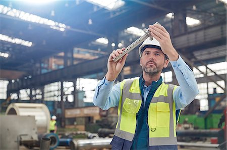 simsearch:6113-09027519,k - Male worker examining steel part in factory Stockbilder - Premium RF Lizenzfrei, Bildnummer: 6113-09027485