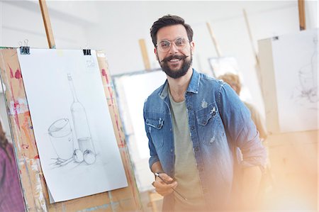 simsearch:6113-09005268,k - Portrait smiling male artist with beard sketching in art class studio Stockbilder - Premium RF Lizenzfrei, Bildnummer: 6113-09027404
