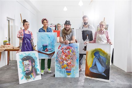 Portrait confident artists showing paintings in art class studio Foto de stock - Sin royalties Premium, Código: 6113-09027405