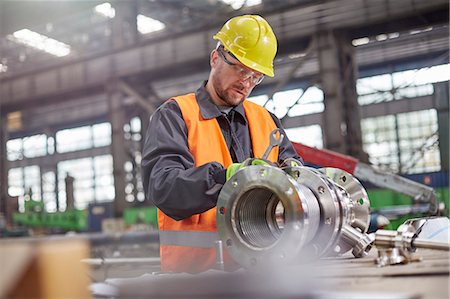 simsearch:400-06137765,k - Male worker assembling steel part in factory Foto de stock - Sin royalties Premium, Código: 6113-09027538