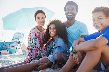 simsearch:6113-09027747,k - Portrait smiling, happy multi-ethnic family on summer beach Photographie de stock - Premium Libres de Droits, Code: 6113-09027657