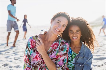 Portrait smiling, affectionate mother and daughter on sunny summer beach Foto de stock - Sin royalties Premium, Código: 6113-09027673