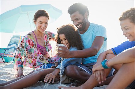 simsearch:6124-08805202,k - Family playing in sand on sunny summer beach Foto de stock - Sin royalties Premium, Código: 6113-09027631