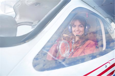 simsearch:6113-09059160,k - Portrait smiling female airplane pilot in cockpit Photographie de stock - Premium Libres de Droits, Code: 6113-09027796