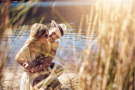 simsearch:6115-07282782,k - Affectionate young couple hugging at sunny summer riverside Stockbilder - Premium RF Lizenzfrei, Bildnummer: 6113-09027851
