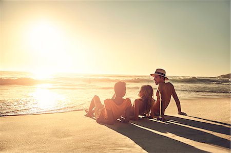 simsearch:6113-06909176,k - Young friends relaxing on idyllic, sunny summer sunset ocean beach Photographie de stock - Premium Libres de Droits, Code: 6113-09027874