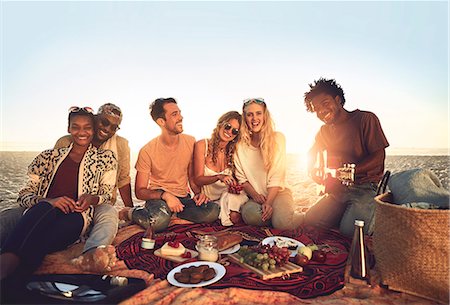 simsearch:614-09147716,k - Portrait young friends hanging out, enjoying picnic on sunny summer beach Photographie de stock - Premium Libres de Droits, Code: 6113-09027882