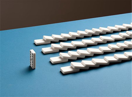 simsearch:6113-07589122,k - One standing domino and toppled dominoes in rows Foto de stock - Sin royalties Premium, Código: 6113-09027833