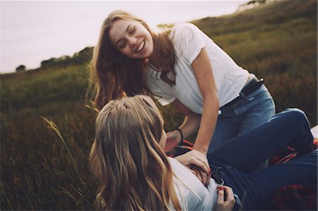 simsearch:614-06623632,k - Playful teenage sisters in rural field Photographie de stock - Premium Libres de Droits, Code: 6113-09027837