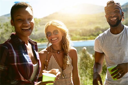 riverside - Portrait enthusiastic young friends drinking at sunny summer riverside Foto de stock - Sin royalties Premium, Código: 6113-09027902