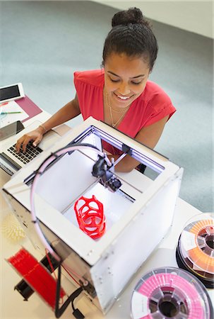 simsearch:6113-08784414,k - Smiling female designer watching 3D printer in office Photographie de stock - Premium Libres de Droits, Code: 6113-09144443