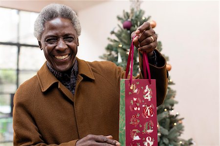 simsearch:614-06624568,k - Portrait smiling senior man with Christmas gift Stock Photo - Premium Royalty-Free, Code: 6113-09144571