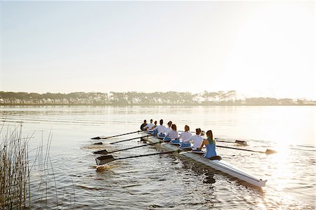 Female rowing team rowing scull on sunny lake Photographie de stock - Premium Libres de Droits, Code: 6113-09144509