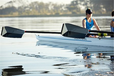 remo - Female rower with oar rowing scull on lake Foto de stock - Sin royalties Premium, Código: 6113-09144528