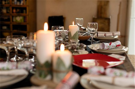 Candles, placesettings and Christmas crackers on table Stock Photo - Premium Royalty-Free, Code: 6113-09144677