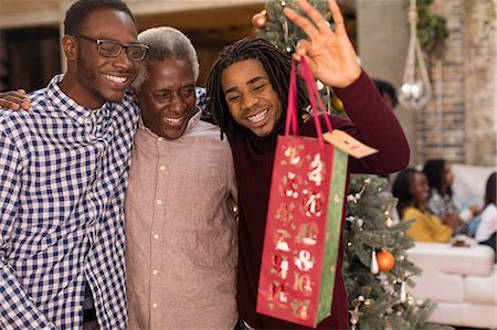simsearch:6113-06753701,k - Grandsons surprising grandfather with Christmas gift Foto de stock - Royalty Free Premium, Número: 6113-09144676
