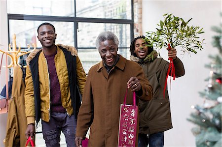 Happy grandfather and grandsons arriving with Christmas gift and mistletoe Foto de stock - Sin royalties Premium, Código: 6113-09144636