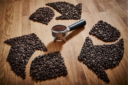 portafilter - Coffee beans forming recycle symbol around espresso grounds in portafilter Stock Photo - Premium Royalty-Free, Code: 6113-09144743