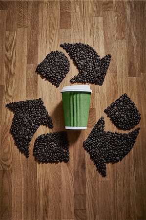 Coffee beans forming recycle symbol around green recyclable coffee cup Stock Photo - Premium Royalty-Free, Code: 6113-09144728