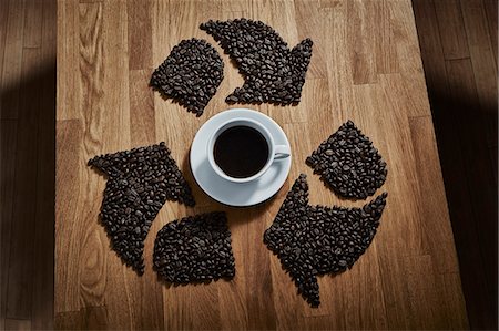Coffee beans forming recycle symbol around coffee cup Stock Photo - Premium Royalty-Free, Code: 6113-09144730