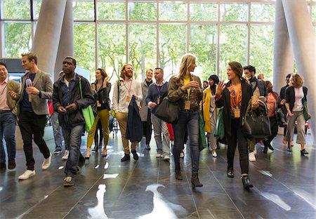 simsearch:6113-09157438,k - Business people arriving at conference, walking in lobby Photographie de stock - Premium Libres de Droits, Code: 6113-09157472