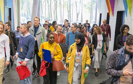 Business people arriving at conference, walking in lobby Photographie de stock - Premium Libres de Droits, Code: 6113-09157481