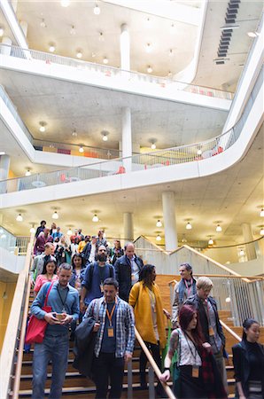 simsearch:6113-09131137,k - Business people descending stairs in modern lobby atrium Foto de stock - Sin royalties Premium, Código: 6113-09157404