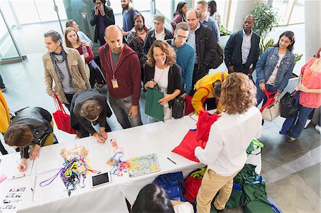 Business people checking in at conference registration table Photographie de stock - Premium Libres de Droits, Code: 6113-09157505