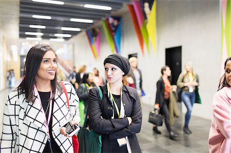 Businesswomen walking and talking at conference Fotografie stock - Premium Royalty-Free, Codice: 6113-09157525