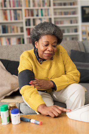 Senior woman checking blood pressure Foto de stock - Sin royalties Premium, Código: 6113-09157641