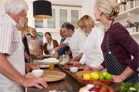 simsearch:6113-09157696,k - Active senior friends watching chef in pizza cooking class Fotografie stock - Premium Royalty-Free, Codice: 6113-09157687